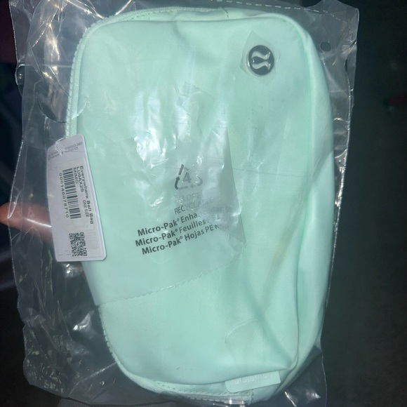 Sold out limited edition Mint moment lululemon belt bag - Picture 4 of 9